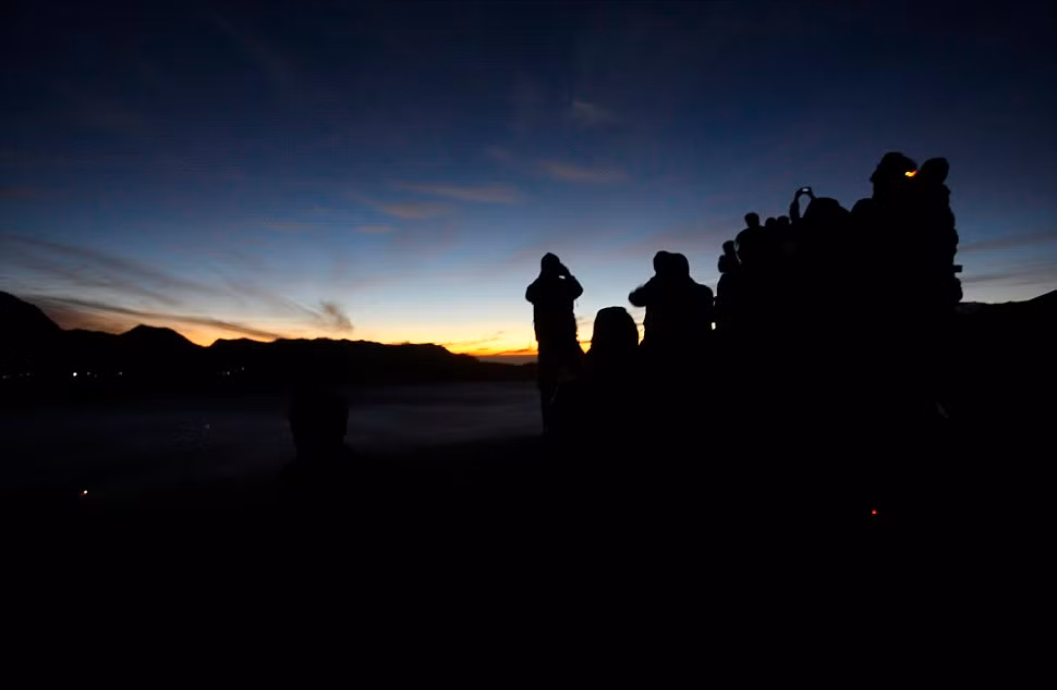 Hàng ngàn người Indonesia đổ về núi lửa Bromo để chứng kiến lễ hội bắt đầu từ lúc nửa đêm và kéo dài tới bình minh. Hàng ngàn người Indonesia đổ về núi lửa Bromo để chứng kiến lễ hội bắt đầu từ lúc nửa đêm và kéo dài tới bình minh.