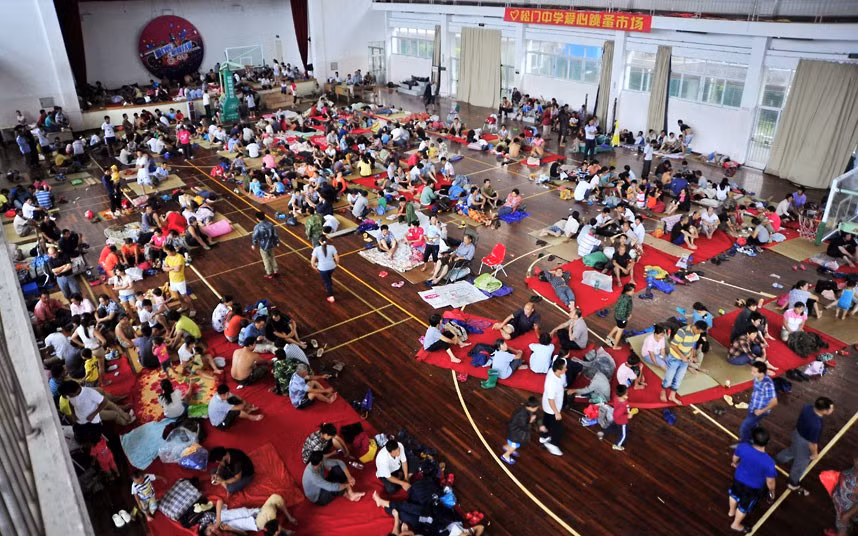 Người dân tránh bão tại một phòng tập thể dục ở thành phố Ôn Lĩnh, tỉnh Chiết Giang. Người dân tránh bão tại một phòng tập thể dục ở thành phố Ôn Lĩnh, tỉnh Chiết Giang.