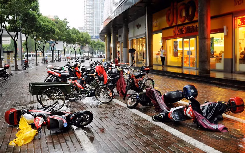Gió bão xô ngã xe máy ở thành phố Ninh Ba, Chiết Giang. Gió bão xô ngã xe máy ở thành phố Ninh Ba, Chiết Giang.