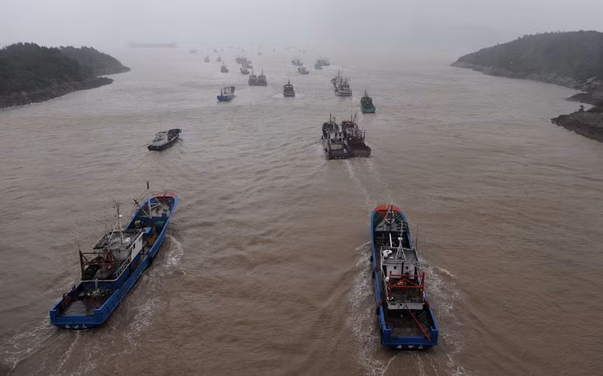 Tàu đánh cá tìm về cảng ở huyện Tượng Sơn tránh bão. Tàu đánh cá tìm về cảng ở huyện Tượng Sơn tránh bão.