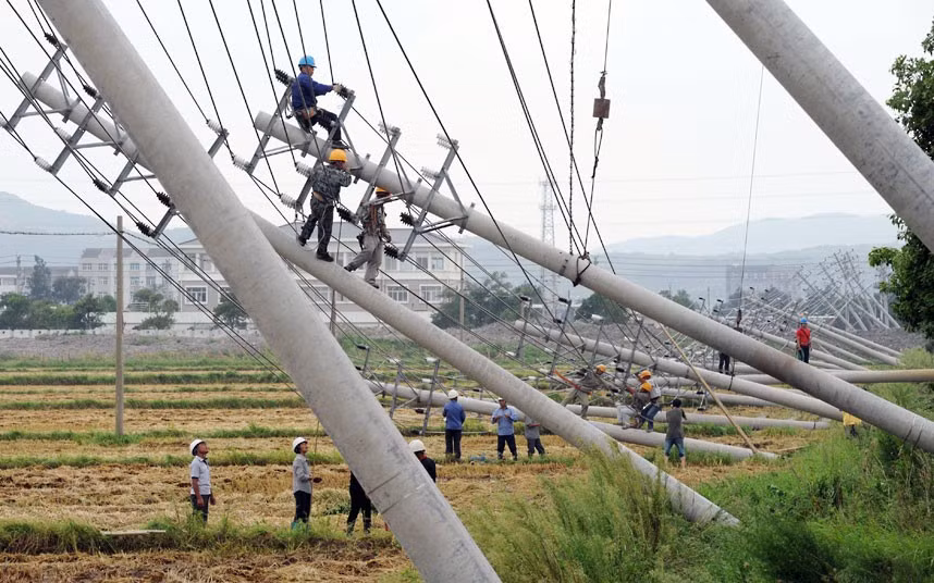 Bão Haiku tấn công tỉnh Chiết Giang, Trung Quốc với sức gió lên tới 150 km/h kèm theo mưa lớn. Bão Haiku tấn công tỉnh Chiết Giang, Trung Quốc với sức gió lên tới 150 km/h kèm theo mưa lớn.