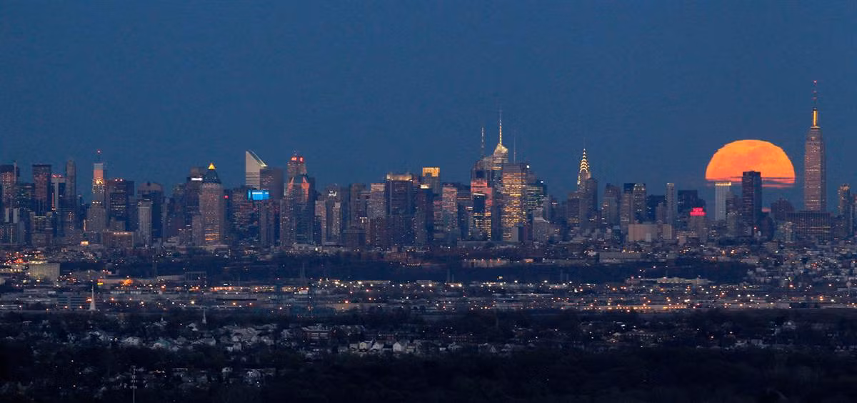 Trăng tròn mọc ở chân trời New York hôm 6/4.