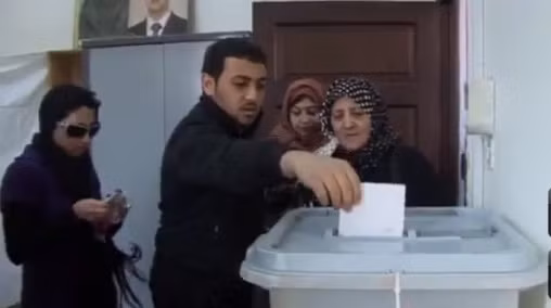 Người Syria tham gia bỏ phiếu thăm dò về dự thảo Hiến pháp mới với hy vọng tình trạng bạo lực sẽ sớm kết thúc. Người Syria tham gia bỏ phiếu thăm dò về dự thảo Hiến pháp mới với hy vọng tình trạng bạo lực sẽ sớm kết thúc.