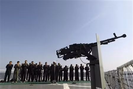 Các binh sĩ Iran đứng sau một giáo sĩ cầu nguyện trên tàu chiến trước khi bắt đầu cuộc tập trận ngày 1/1 Các binh sĩ Iran đứng sau một giáo sĩ cầu nguyện trên tàu chiến trước khi bắt đầu cuộc tập trận ngày 1/1