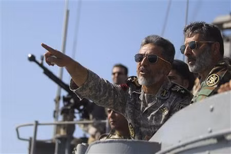 Tư lệnh Habibollah Sayyari (giữa) chỉ huy cuộc tập trận ngày 1/1 trên eo biển Hormuz Tư lệnh Habibollah Sayyari (giữa) chỉ huy cuộc tập trận ngày 1/1 trên eo biển Hormuz
