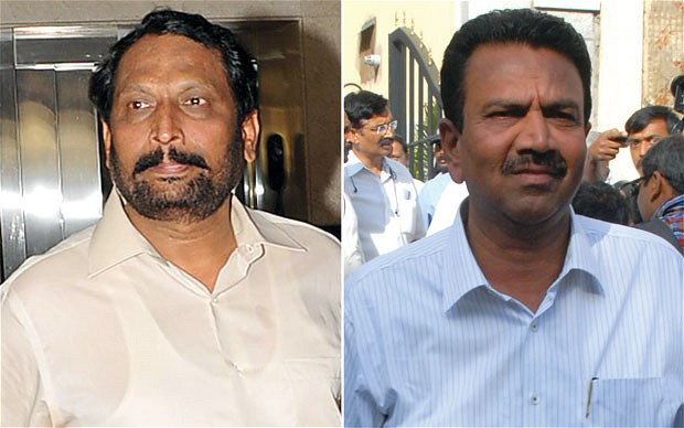Nghị sĩ Laxman Savadi (trái) và CC Patil