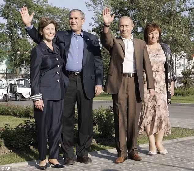 Vợ chồng Tổng thống Putin chụp ảnh lưu niệm cùng vợ chồng cựu Tổng thống Mỹ G.Bush năm 2006. Vợ chồng Tổng thống Putin chụp ảnh lưu niệm cùng vợ chồng cựu Tổng thống Mỹ G.Bush năm 2006.