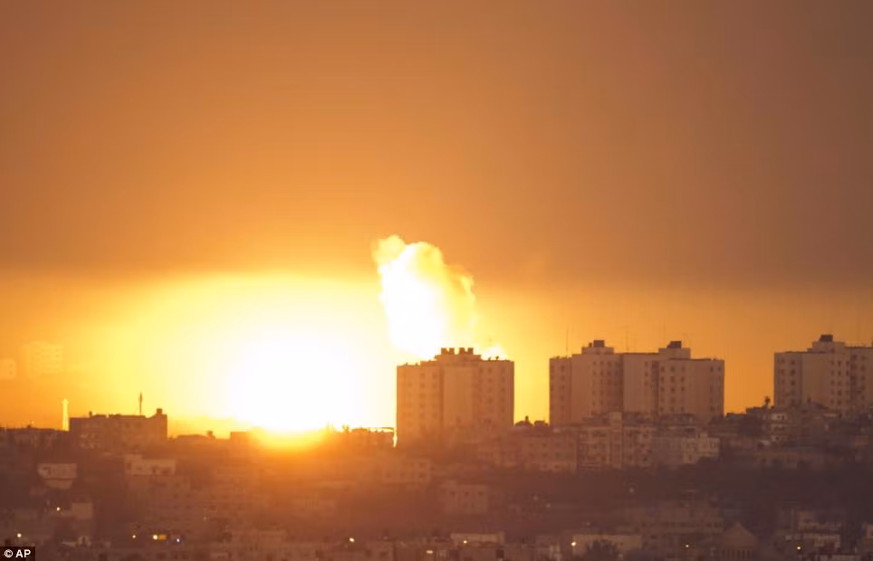 Ánh lửa sáng rực một góc trời Gaza sau cuộc không kích của Quân đội Israel. Ánh lửa sáng rực một góc trời Gaza sau cuộc không kích của Quân đội Israel.