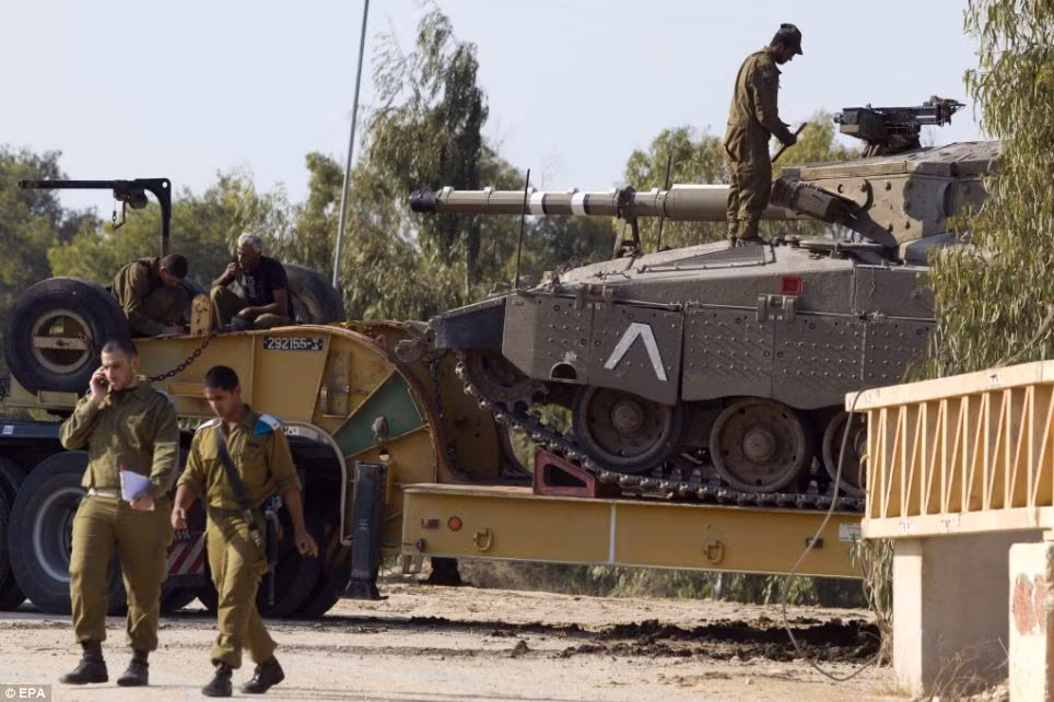 Xe tăng Merkava của Quân đội Israel tại gần Dải Gaza. Xe tăng Merkava của Quân đội Israel tại gần Dải Gaza.