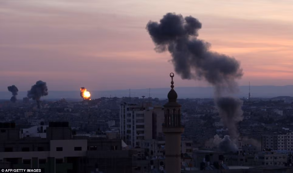 Thành phố Gaza chìm trong khói lửa của các cuộc không kích. Thành phố Gaza chìm trong khói lửa của các cuộc không kích.
