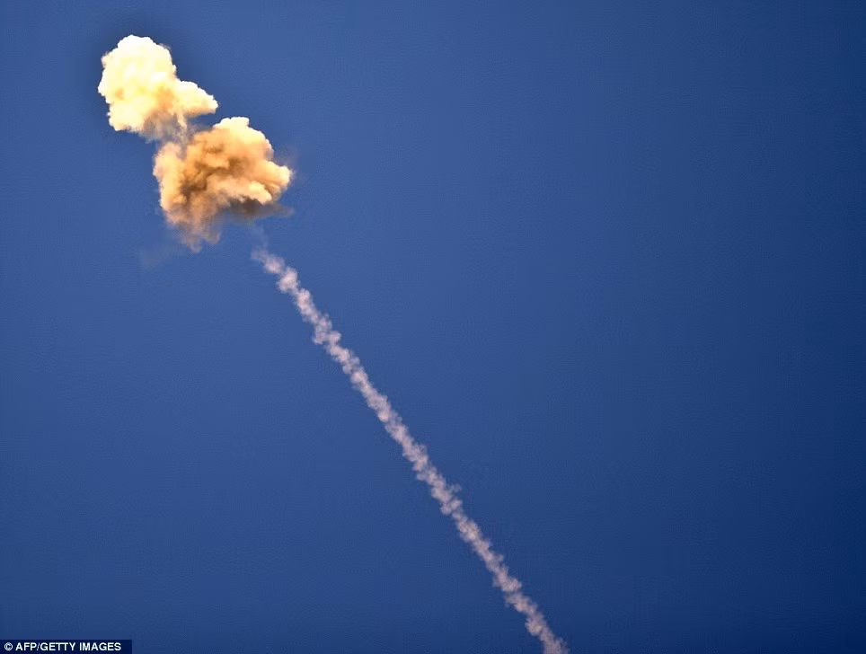 Tên lửa được phóng từ hệ thống Iron Dome để đánh chặn tên lửa của Hamas. Tên lửa được phóng từ hệ thống Iron Dome để đánh chặn tên lửa của Hamas.