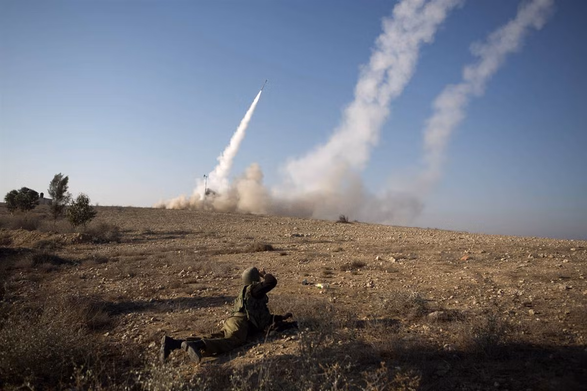 Hệ thống tên lửa đánh chặn Iron Dome đang hoạt động tại Beer Sheva, Dải Gaza hôm 15/11. Hệ thống tên lửa đánh chặn Iron Dome đang hoạt động tại Beer Sheva, Dải Gaza hôm 15/11.