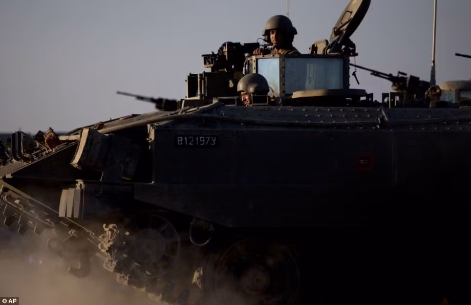 Lính Israel điều khiển xe tăng gần Dải Gaza, phía bắc Israel. Lính Israel điều khiển xe tăng gần Dải Gaza, phía bắc Israel.