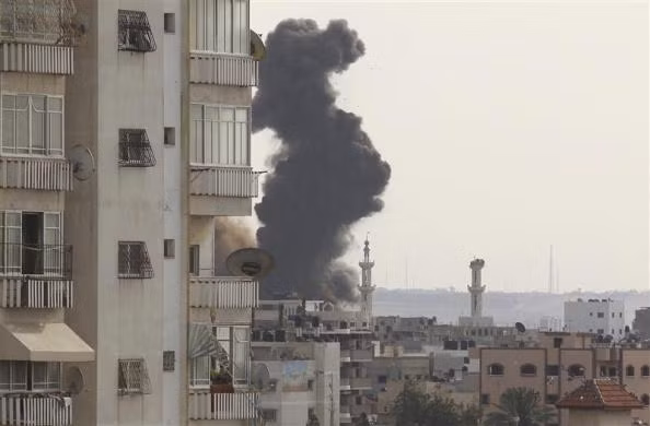 Khói bốc lên từ hiện trường một vụ không kích của Không quân Israel tại thành phố Gaza hôm 16/11. Khói bốc lên từ hiện trường một vụ không kích của Không quân Israel tại thành phố Gaza hôm 16/11.