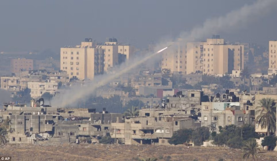 Tên lửa được phóng bởi lực lượng Hamas. Tên lửa được phóng bởi lực lượng Hamas.