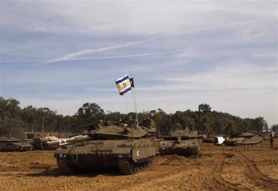 Quốc kỳ Israel trên chiếc xe tăng ở gần biên giới với Dải Gaza hôm 16/11. Quốc kỳ Israel trên chiếc xe tăng ở gần biên giới với Dải Gaza hôm 16/11.