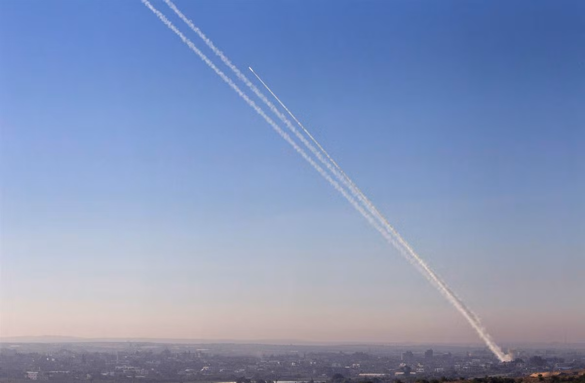 Tên lửa được phóng từ Bắc Dải Gaza hướng tới Israel hôm 15/11. Tên lửa được phóng từ Bắc Dải Gaza hướng tới Israel hôm 15/11.