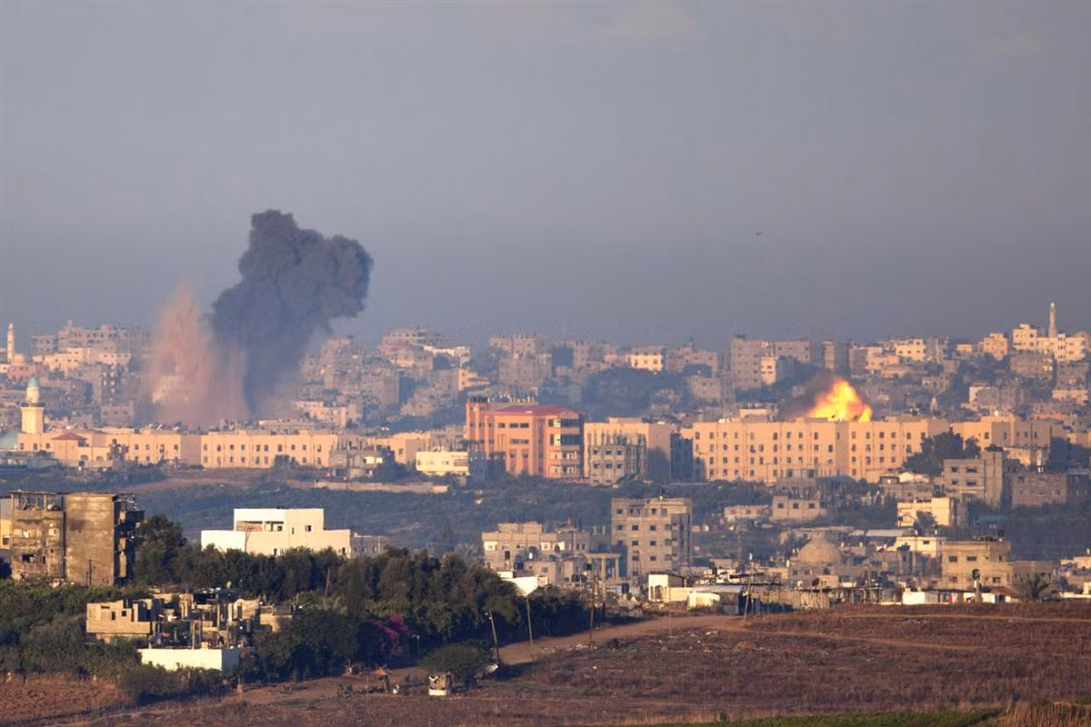 Khói bốc lên từ thành phố Gaza sau cuộc không kích của Quân đội Israel hôm 15/11. Khói bốc lên từ thành phố Gaza sau cuộc không kích của Quân đội Israel hôm 15/11.