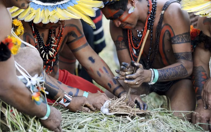 Những người đàn ông Kayapo và Xerente tạo lửa bằng phương pháp truyền thống. Những người đàn ông Kayapo và Xerente tạo lửa bằng phương pháp truyền thống.