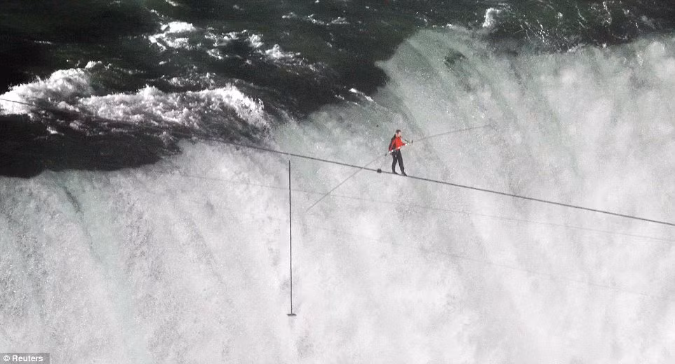 Chuyến vượt thác lần này của Wallenda tiêu tốn tới 1,3 triệu USD do đài ABC của Mỹ tài trợ để xây dựng và lắp đặt dây cáp, cũng như việc xin cấp giấy phép và thuê lực lượng an ninh bảo vệ hai bên bờ thác
