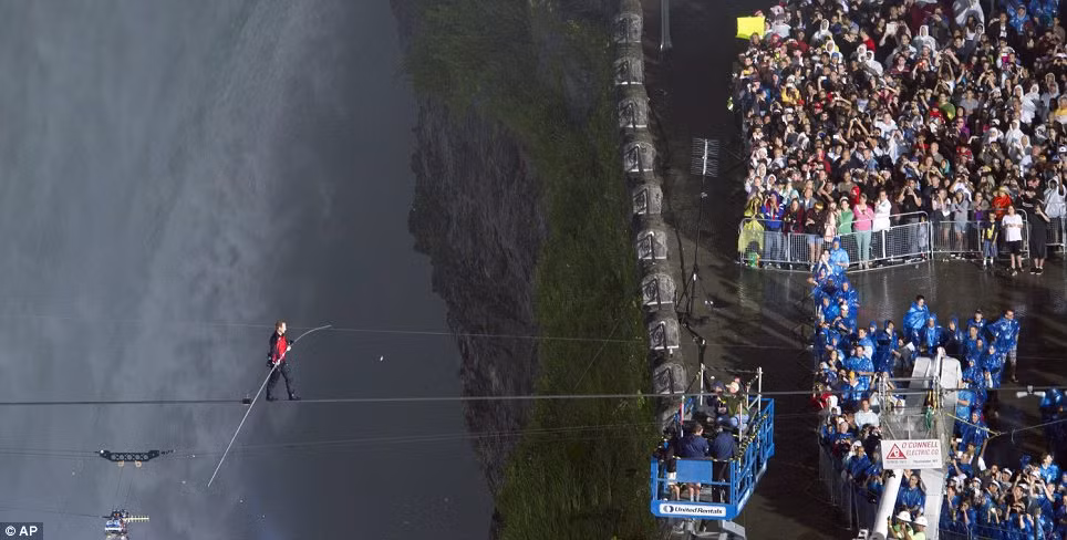 Wallenda cũng đã không giấu nổi niềm vui khi chứng kiến đám đông đang háo hức chờ anh ở Canada.