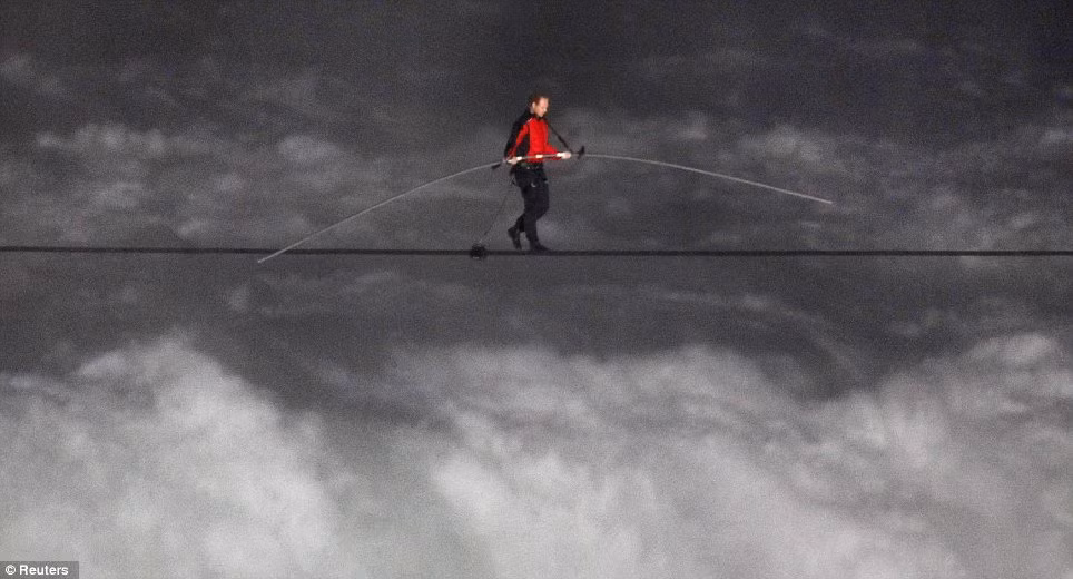Màn trình diễn táo bạo của Wallenda diễn ra vào lúc 20h15 ngày 15/6 theo giờ địa phương trước sự chứng kiến của hàng ngàn người cổ vũ.
