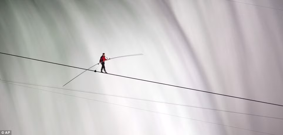 Wallenda phải cần đến sự tập trung cao độ mới có thể hoàn thành được màn trình diễn của mình.