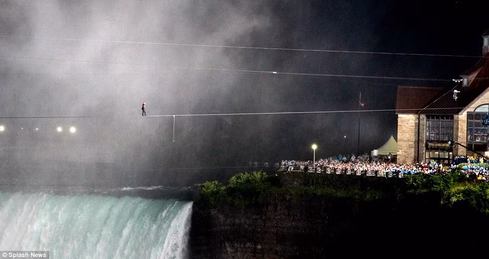 Hàng ngàn người hâm mộ chờ Wallenda tại Canada.
