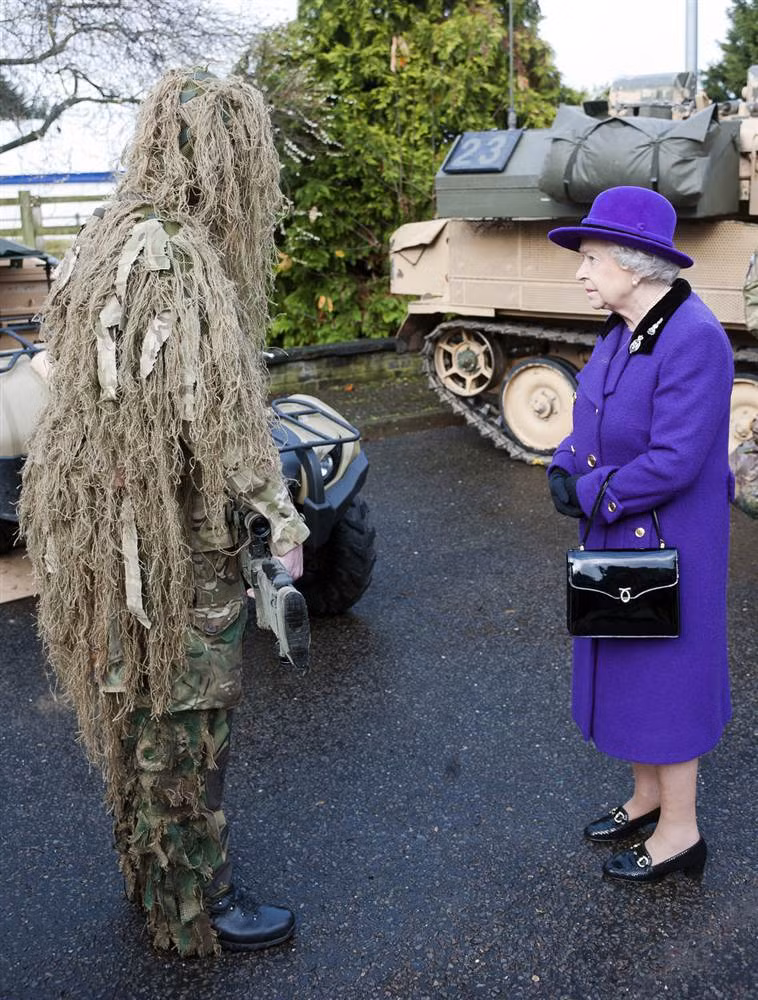 Nữ hoàng Anh Elizabeth II gặp một tay súng bắn tỉa ngụy trang từ Household Cavalry Combermere Barracks ở Windsor, Anh, vào ngày 26/11.