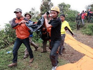 Nhân viên cứu hộ Indonesia chuyển thi thể nạn nhân vụ tai nạn máy bay. (Ảnh: THX/TTXVN) Nhân viên cứu hộ Indonesia chuyển thi thể nạn nhân vụ tai nạn máy bay. (Ảnh: THX/TTXVN)