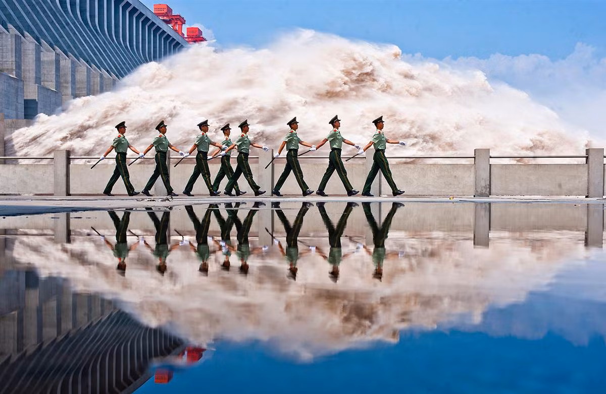 Cảnh sát tuần tra dọc theo đập Tam Hiệp, trên sông Dương Tử, tại Nghi Xương, Trung Quốc, ngày 24 tháng 7. Cảnh sát tuần tra dọc theo đập Tam Hiệp, trên sông Dương Tử, tại Nghi Xương, Trung Quốc, ngày 24 tháng 7.
