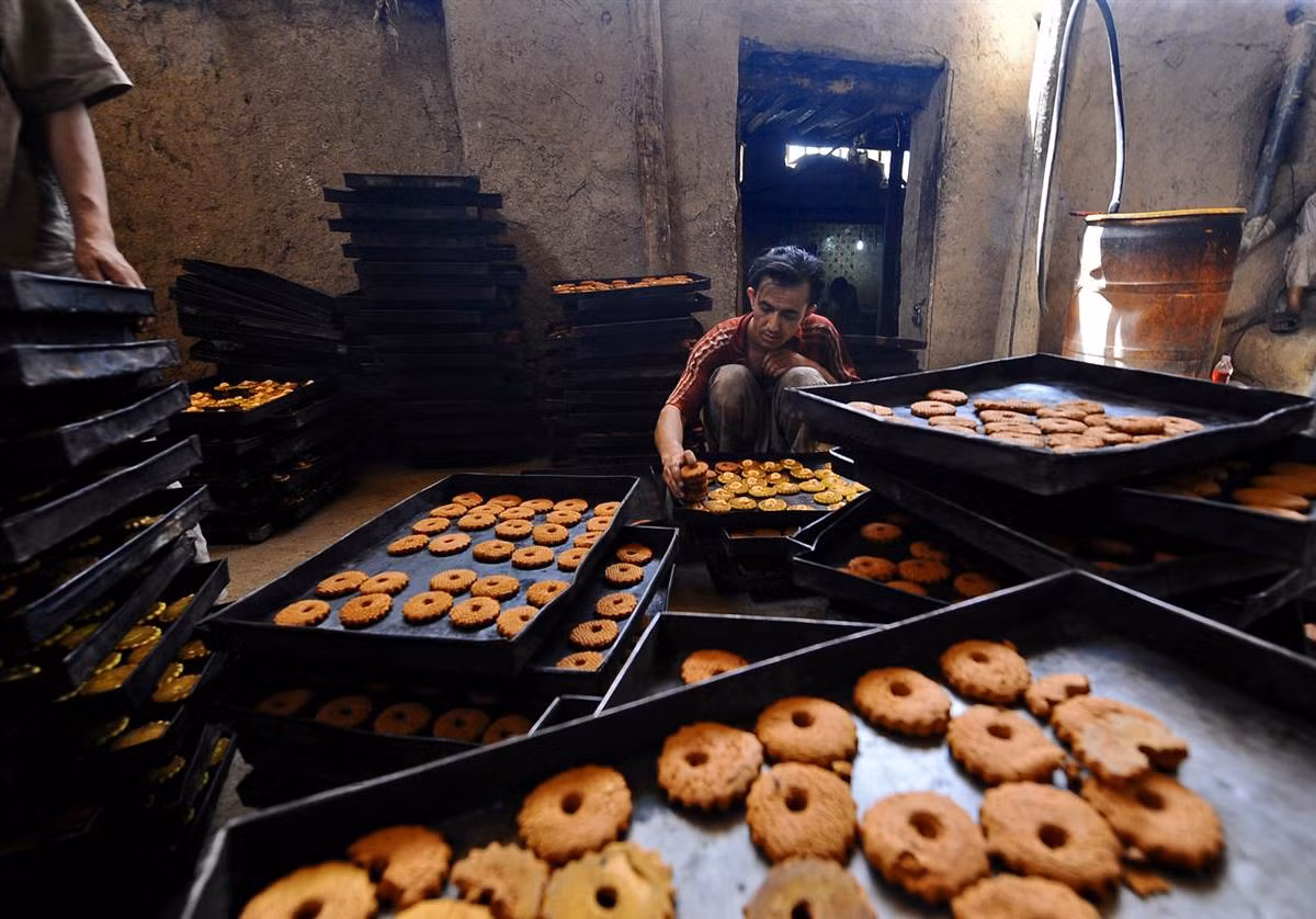 Một người đàn ông Afghanistan làm việc tại xưởng bánh ở Mazar-i Sharif, Afghanistan ngày 22/7. Một người đàn ông Afghanistan làm việc tại xưởng bánh ở Mazar-i Sharif, Afghanistan ngày 22/7.