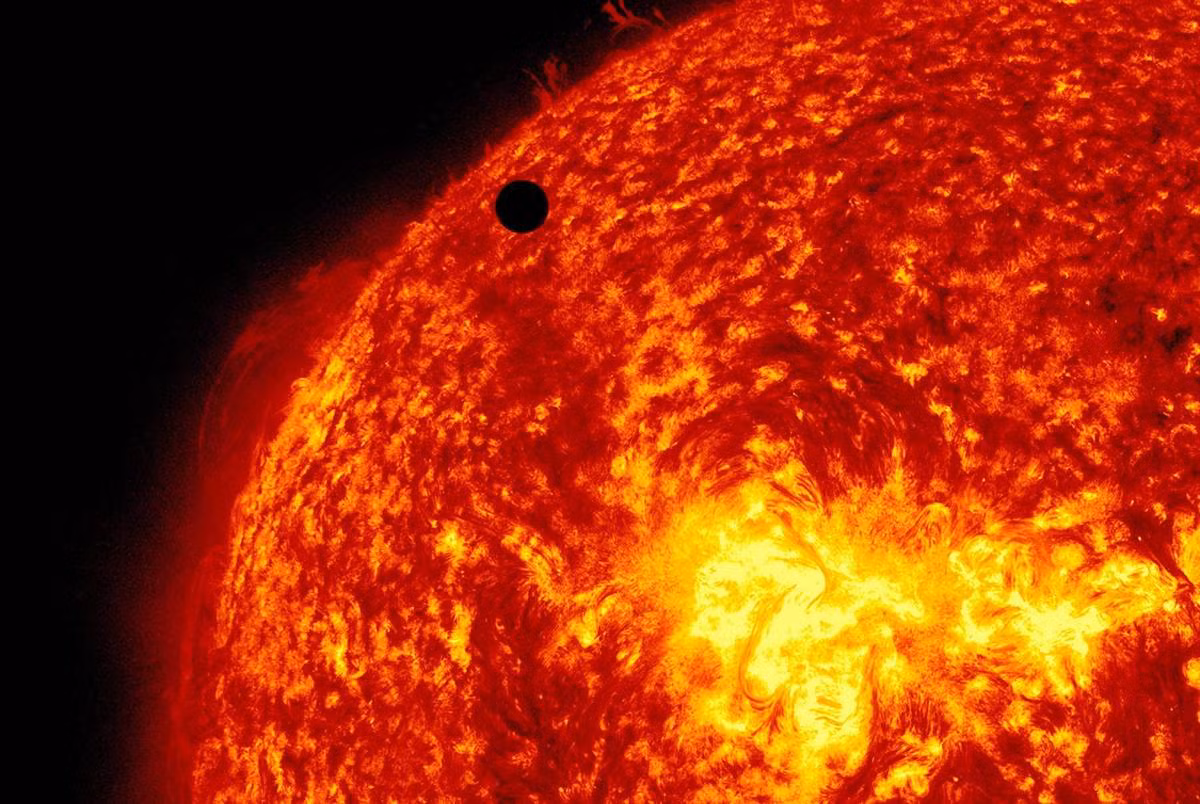 Cận cảnh sao Kim đi qua Mặt trời hôm 5/5 do vệ tinh của NASA chụp ngoài không gian.