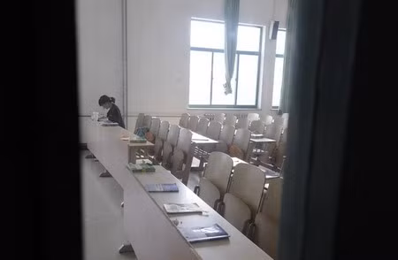 Sách vở được bày lên mặt bàn để "xí" chỗ... Sách vở được bày lên mặt bàn để "xí" chỗ...