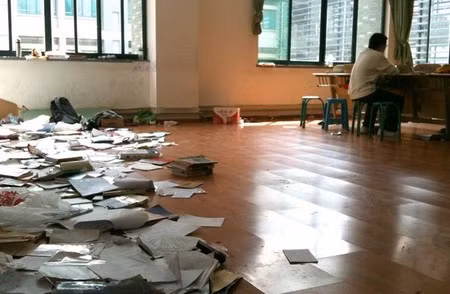 ...nằm rải rác trên mặt sàn giảng đường sau khi được các nhân viên của trường dọn dẹp nhằm kết thúc cuộc chiến tranh giành chỗ ngồi. ...nằm rải rác trên mặt sàn giảng đường sau khi được các nhân viên của trường dọn dẹp nhằm kết thúc cuộc chiến tranh giành chỗ ngồi.