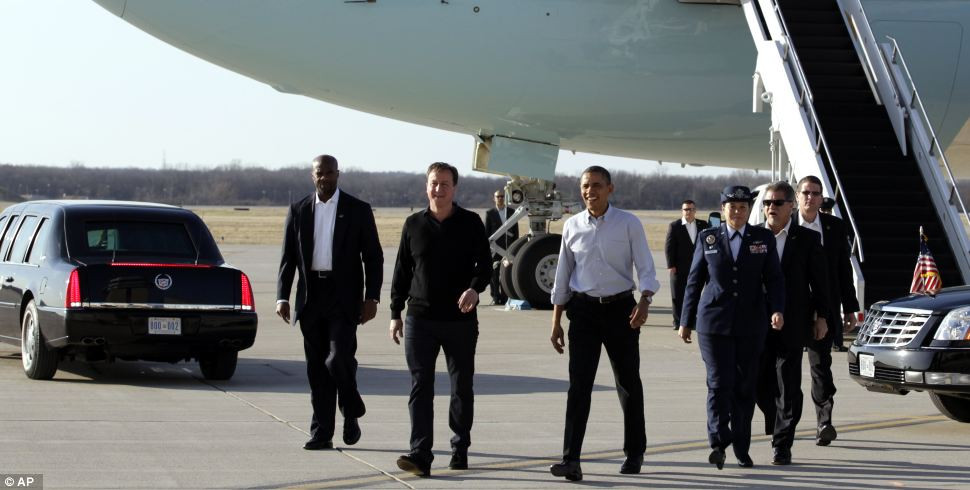 Hai nhà lãnh đạo mỉm cười sau một chuyến bay trên chiếc Không lực 1 của ông Obama. Hai nhà lãnh đạo mỉm cười sau một chuyến bay trên chiếc Không lực 1 của ông Obama.