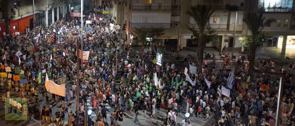 Người biểu tình đổ xuống đường phố Tel Aviv.
