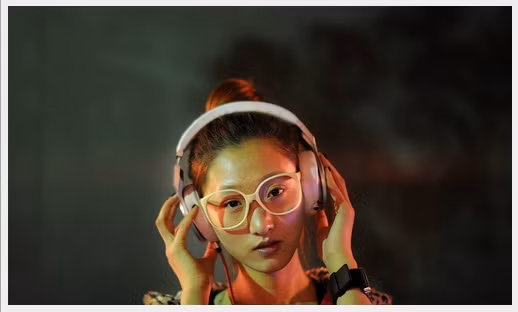 Tiểu Duệ, 19 tuổi, quê An Huy. Cô là một trong những DJ nổi tiếng nhất ở Hợp Phì. Cô cũng là sinh viên nhạc viện, chuyên ngành violon. Cô làm thêm tại một hộp đêm và hy vọng có thể tiếp tục công việc này trong tương lai.