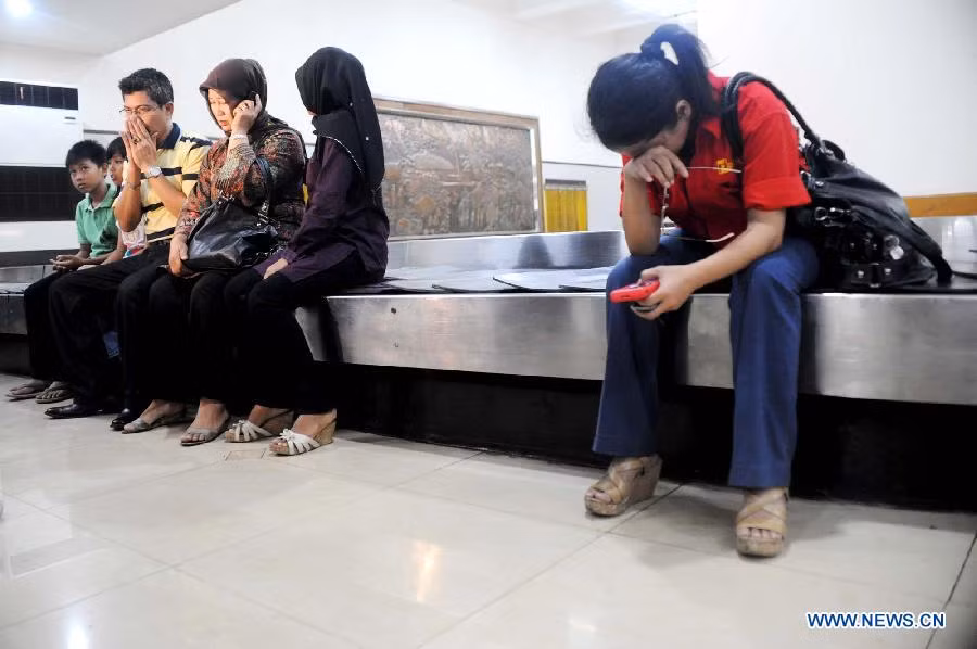 Trong đêm ngày 9/5, thân nhân của các hành khách bị mất tích đã đến sân bay Halim Perdana Kusuma ở Jakarta để trông ngóng tin tức về người thân của mình.