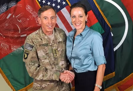 Broadwell bắt tay tướng Petraeus khi cô đến Afghanistan thu thập thông tin để viết tiểu sử về ông. Broadwell bắt tay tướng Petraeus khi cô đến Afghanistan thu thập thông tin để viết tiểu sử về ông.