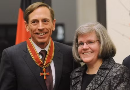 Giám đốc CIA David Petraeus và bà vợ Holly. Ảnh DAPD Giám đốc CIA David Petraeus và bà vợ Holly. Ảnh DAPD