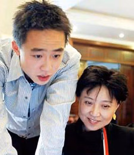 Bạc Qua Qua và mẹ Cốc Khai Lai những ngày êm ấm. Bạc Qua Qua và mẹ Cốc Khai Lai những ngày êm ấm.