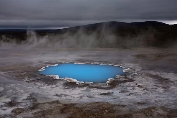 Một trong những điểm thăm quan hấp dẫn nhất ở Iceland là ao Silica. Đây là một ao nước nóng chứa rất nhiều silica, phát sáng giữa không trung. Ảnh David Remacle