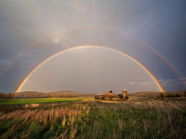 Cầu vồng buổi chiều gần hồ Champlain, Vermont. Ảnh Alan Nyiri