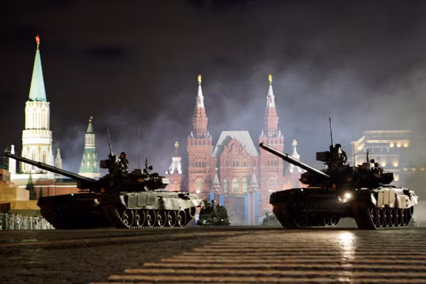 Xe bọc thép "Tiger", pháo tự hành Msta-C, hệ thống tên lửa "Iskander-M", tăng T-90A, hệ thống tên lửa phòng không chiến lược "Topol-M" dự kiến cũng sẽ có mặt trong lễ diễu binh năm nay.