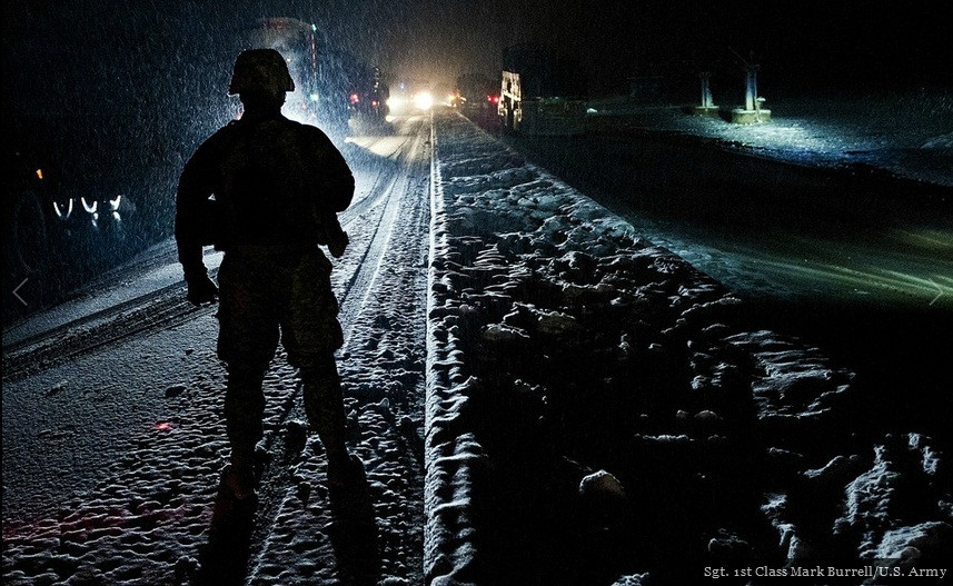 Binh sĩ David A. Brooks - một chuyên gia hạt nhân, phóng xạ, hóa-sinh học tại tỉnh Nangarhar miền đông Afghanistan trong một đêm tuyết rơi.
