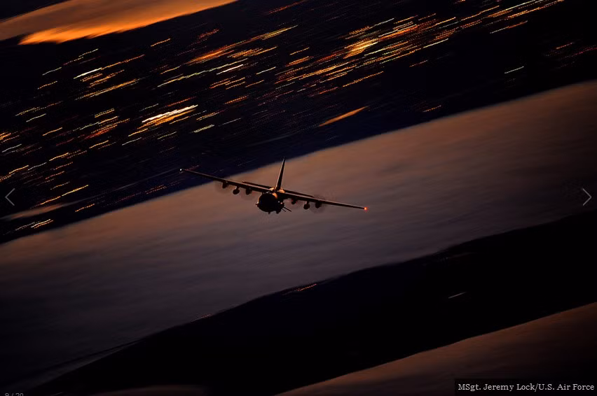 Một chiếc AC-130U trong một buổi huấn luyện tại Hurlburt, Florida. Một chiếc AC-130U trong một buổi huấn luyện tại Hurlburt, Florida.