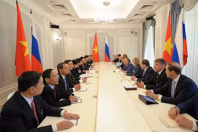 Tổng thống Liên bang Nga Vladimir Putin đón tiếp và hội đàm với Chủ tịch nước Trương Tấn Sang trong chiều ngày 27/7 tại Sochi. Tổng thống Liên bang Nga Vladimir Putin đón tiếp và hội đàm với Chủ tịch nước Trương Tấn Sang trong chiều ngày 27/7 tại Sochi.