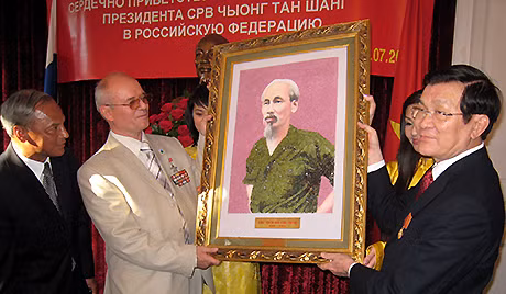 Chủ tịch nước Trương Tấn Sang tại Đại sứ quán Việt Nam ở Moscow ngày 26/7. Chủ tịch nước Trương Tấn Sang tại Đại sứ quán Việt Nam ở Moscow ngày 26/7.
