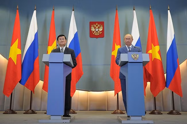 Tổng thống Liên bang Nga Vladimir Putin đón tiếp và hội đàm với Chủ tịch nước Trương Tấn Sang trong chiều ngày 27/7 tại Sochi. Tổng thống Liên bang Nga Vladimir Putin đón tiếp và hội đàm với Chủ tịch nước Trương Tấn Sang trong chiều ngày 27/7 tại Sochi.